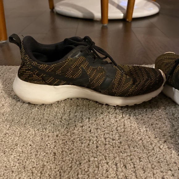 Nike Roshe Run Knit Jacquard Sneaker in black and yellow lace up y2k size 6.5 - Picture 8 of 9